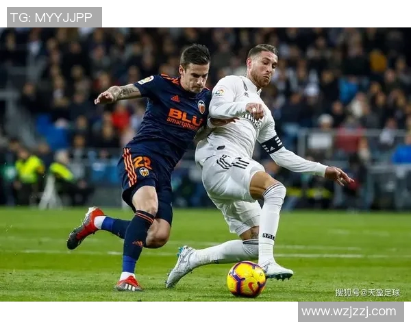 皇马与那不勒斯激战正酣下班后球迷聚焦赛事精彩瞬间 皇马与那不勒斯激战正酣下班后球迷聚焦赛事精彩瞬间